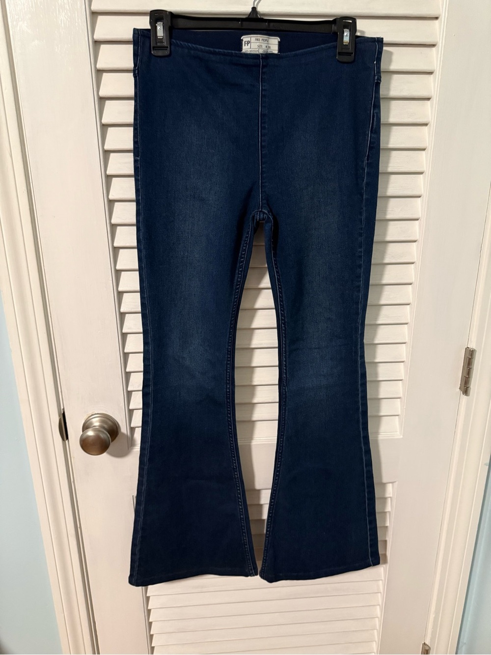 FREE PEOPLE Dark Wash Flared Jeggings! Elastic waist size 28 women’s! Like New